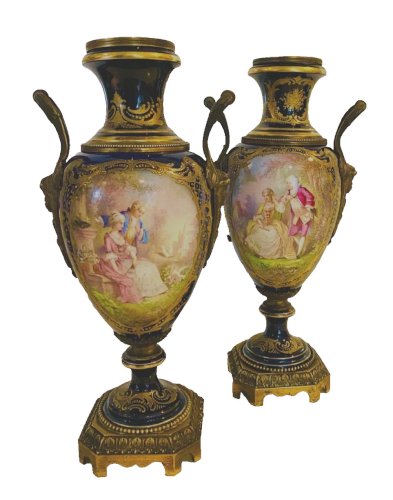 Paire de vases en porcelaine polychrome XIX siècle