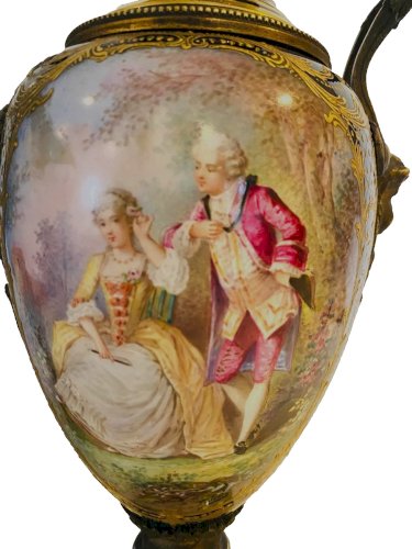 Paire de vases en porcelaine polychrome XIX siècle