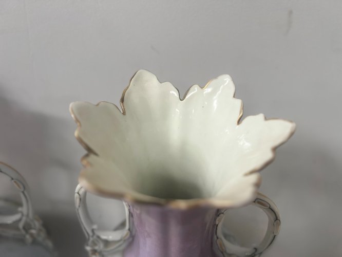 Paire de vases en porcelaine polychrome XIX siècle