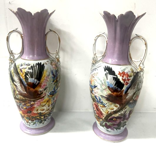 Paire de vases en porcelaine polychrome XIX siècle