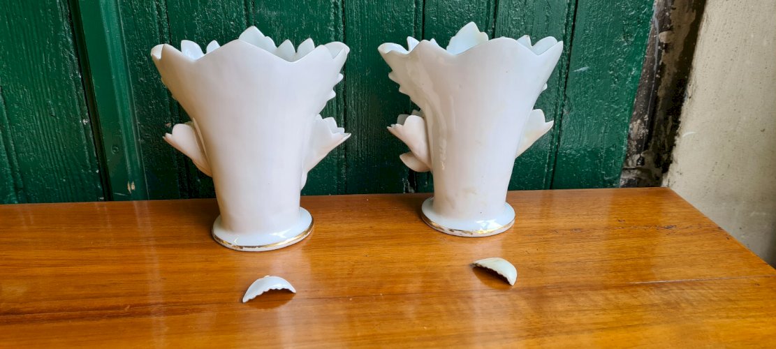 PAIRE DE VASES EN VIEUX PARIS PORCELAINE A RESTAURER