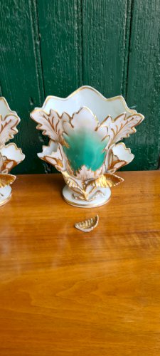 PAIRE DE VASES EN VIEUX PARIS PORCELAINE A RESTAURER