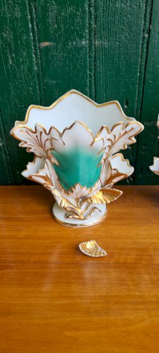 PAIRE DE VASES EN VIEUX PARIS PORCELAINE A RESTAURER