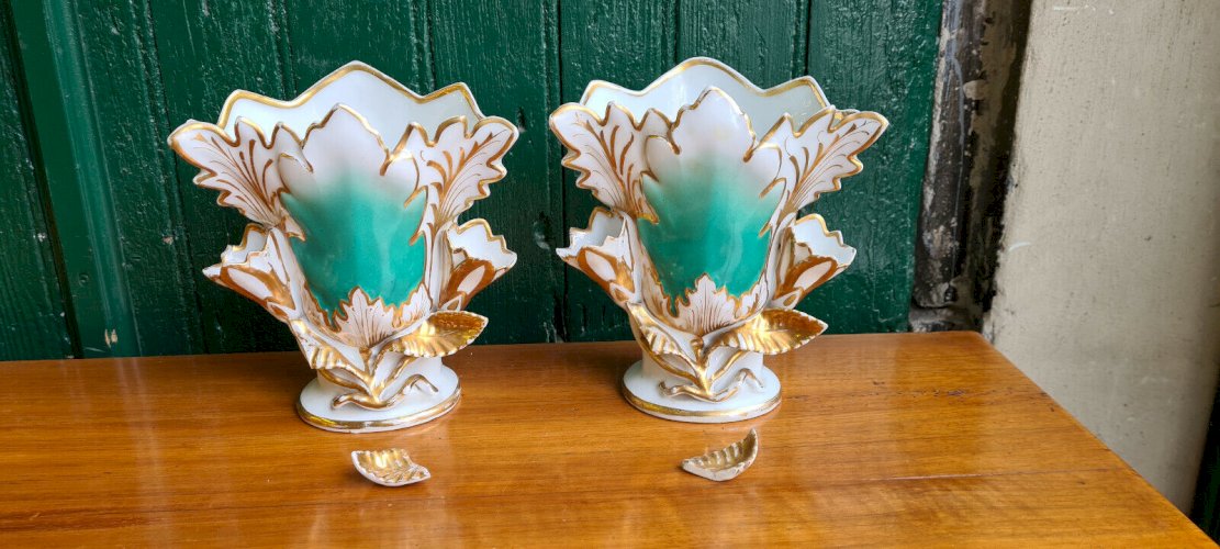 PAIRE DE VASES EN VIEUX PARIS PORCELAINE A RESTAURER