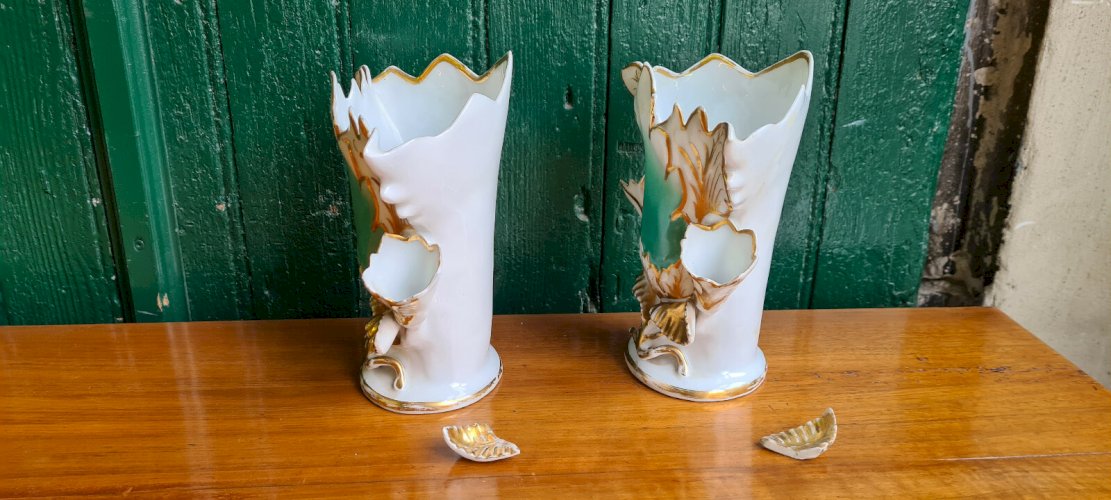 PAIRE DE VASES EN VIEUX PARIS PORCELAINE A RESTAURER