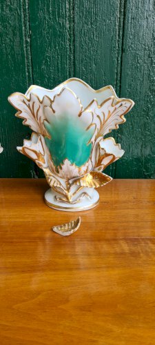 PAIRE DE VASES EN VIEUX PARIS PORCELAINE A RESTAURER