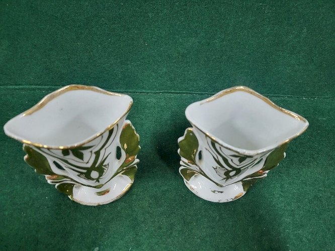 PAIRE DE VASES EN VIEUX PARIS