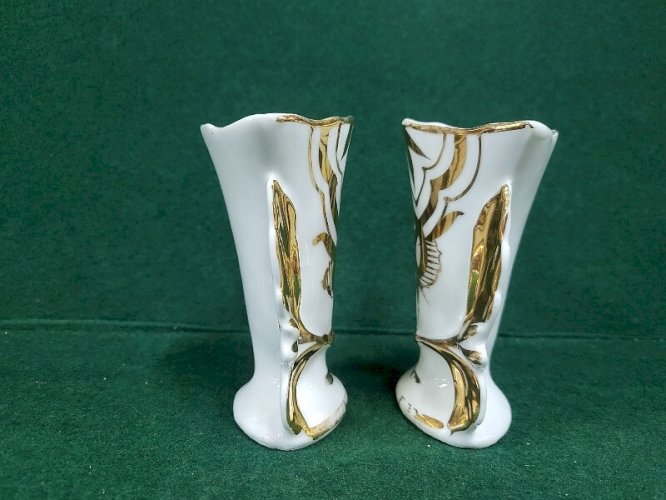 PAIRE DE VASES EN VIEUX PARIS