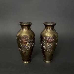 Paire de vases japonais en bronze ciselé incrustation décor d'oiseau M3920