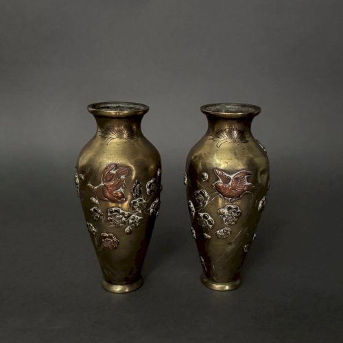 Paire de vases japonais en bronze ciselé incrustation décor d'oiseau M3920