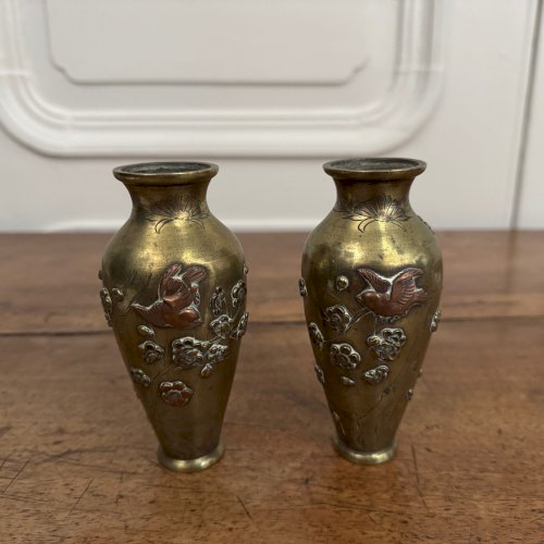Paire de vases japonais en bronze ciselé incrustation décor d'oiseau M3920