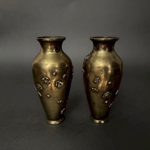 Paire de vases japonais en bronze ciselé incrustation décor d'oiseau M3920