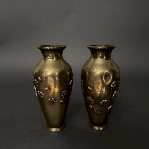 Paire de vases japonais en bronze ciselé incrustation décor d'oiseau M3920