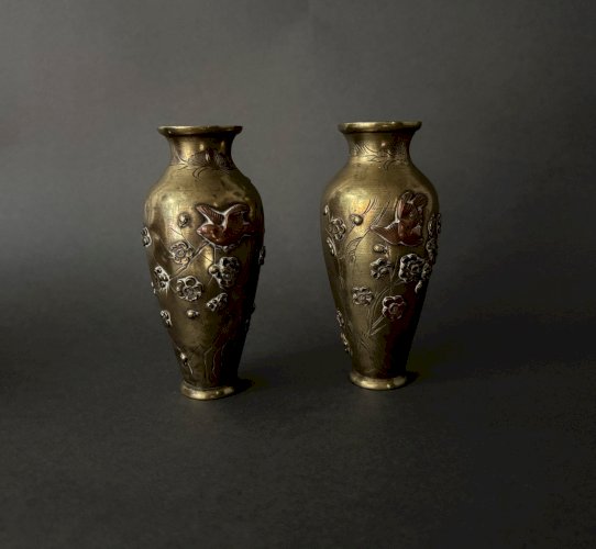 Paire de vases japonais en bronze ciselé incrustation décor d'oiseau M3920
