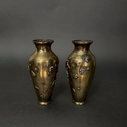 Paire de vases japonais en bronze ciselé incrustation décor d'oiseau M3920