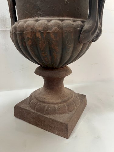 Paire de vases Médicis en fonte de fer XX siècle