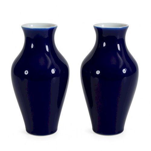 Paire de vases Sèvres – Bleu profond – Porcelaine française – 24,5 cm