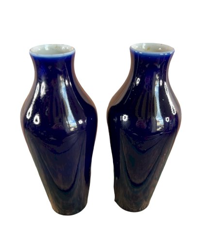 Paire de vases Sèvres – Bleu profond – Porcelaine française – 24,5 cm