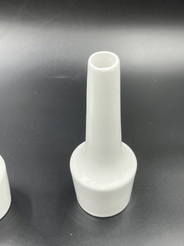 Paire de vases soliflores en céramique blanche vintage
