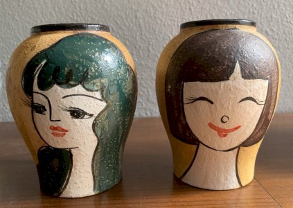 Paire de vases vintage céramique décor à têtes de femmes