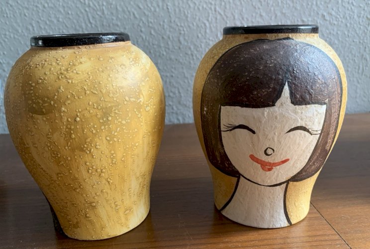 Paire de vases vintage céramique décor à têtes de femmes