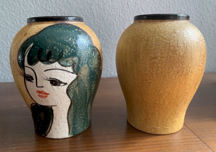 Paire de vases vintage céramique décor à têtes de femmes