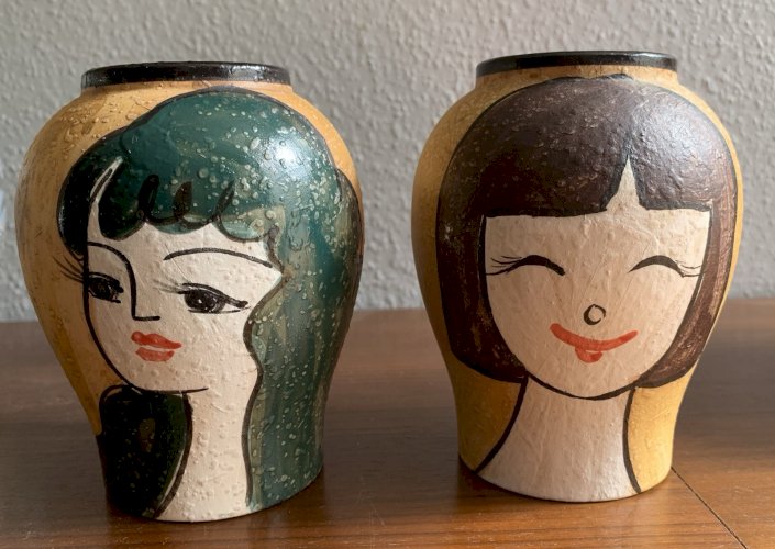 Paire de vases vintage céramique décor à têtes de femmes