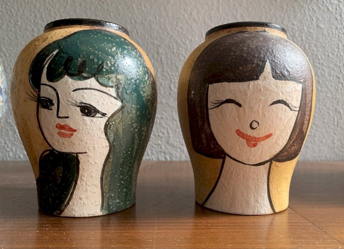Paire de vases vintage céramique décor à têtes de femmes