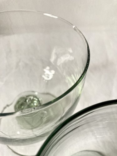 Paire de verres à pied en verre soufflé artisanal
