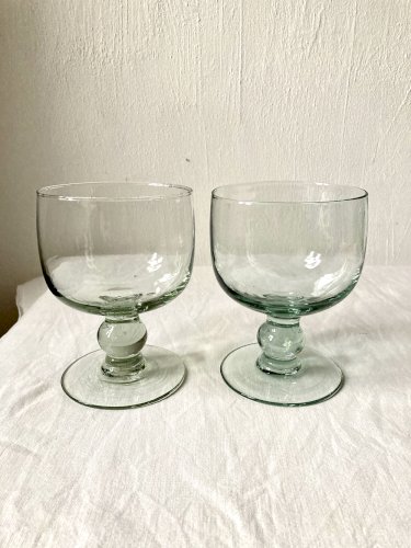 Paire de verres à pied en verre soufflé artisanal