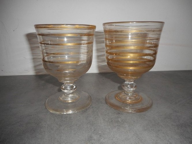 PAIRE DE VERRES DU XVIII ème SIECLE EN CRISTAL DORE