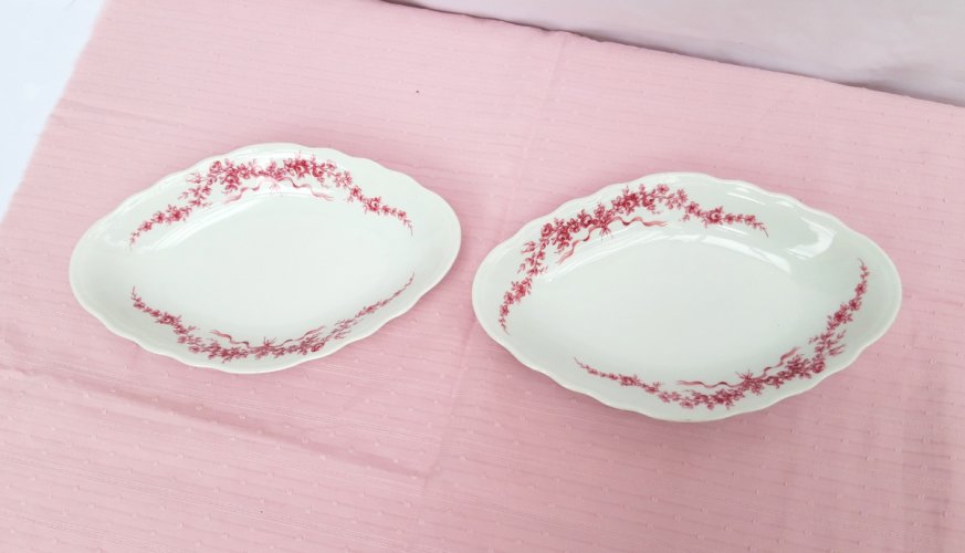 Paire délicats raviers porcelaine décor aux roses
