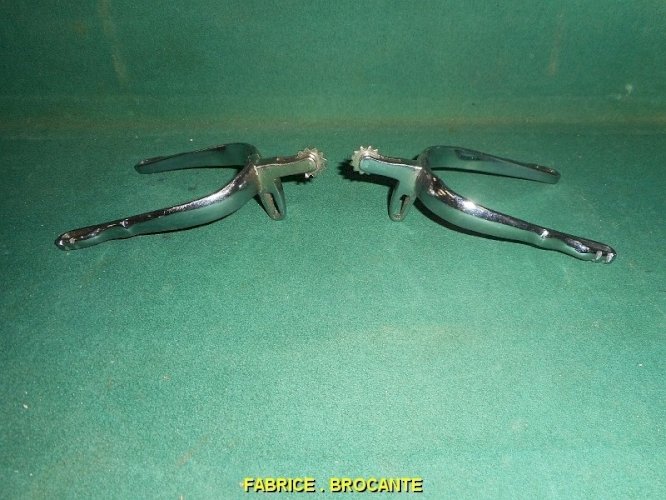 PAIRE D'EPERONS CHROMES