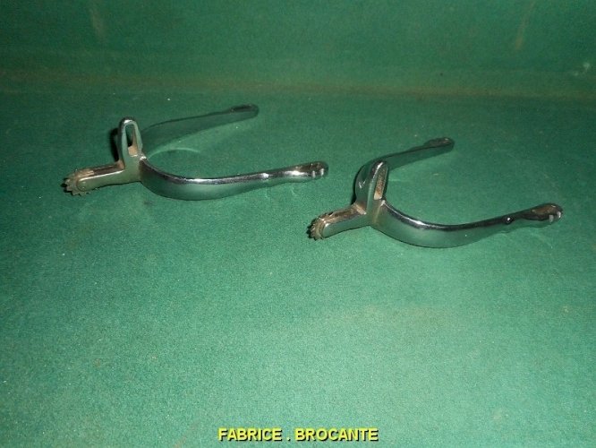 PAIRE D'EPERONS CHROMES