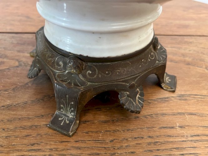 Paire Lampes XIXe Porcelaine Blanche & Bronze – Globes Tulipe Gravés 59cm