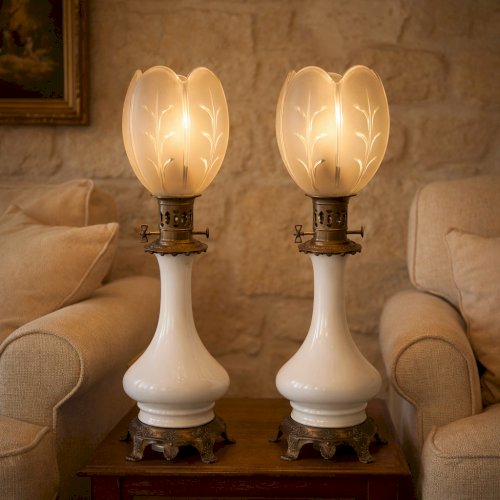Paire Lampes XIXe Porcelaine Blanche & Bronze – Globes Tulipe Gravés 59cm