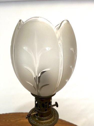 Paire Lampes XIXe Porcelaine Blanche & Bronze – Globes Tulipe Gravés 59cm