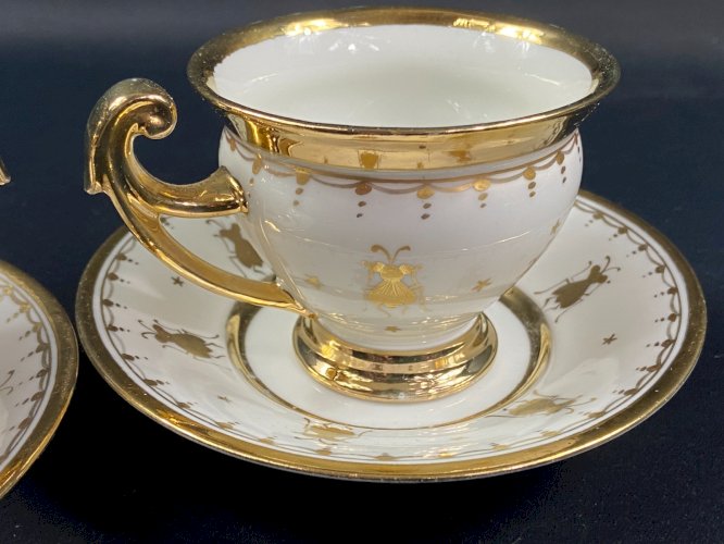 Paire tasses style Empire décor aux abeilles or sur fond blanc porcelaine Sèvres