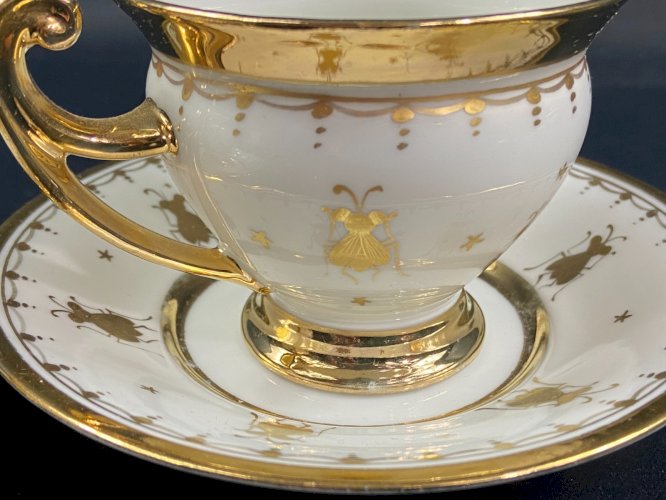Paire tasses style Empire décor aux abeilles or sur fond blanc porcelaine Sèvres