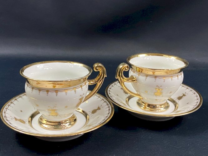 Paire tasses style Empire décor aux abeilles or sur fond blanc porcelaine Sèvres