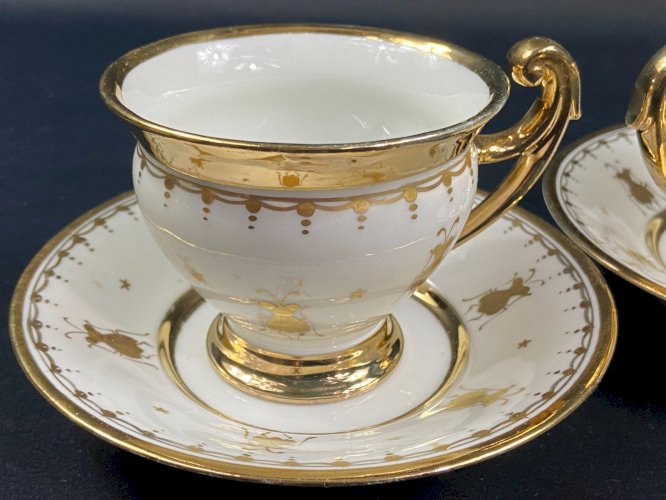 Paire tasses style Empire décor aux abeilles or sur fond blanc porcelaine Sèvres
