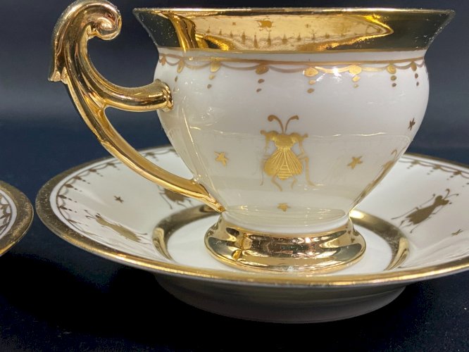 Paire tasses style Empire décor aux abeilles or sur fond blanc porcelaine Sèvres
