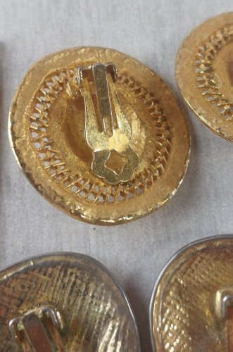 Paires d'anciennes boucles d'oreilles clips, en métal doré, vintage