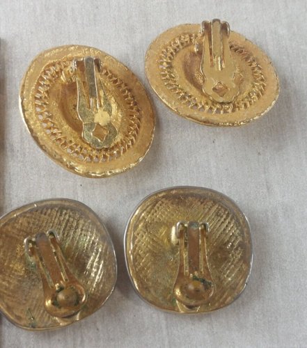 Paires d'anciennes boucles d'oreilles clips, en métal doré, vintage