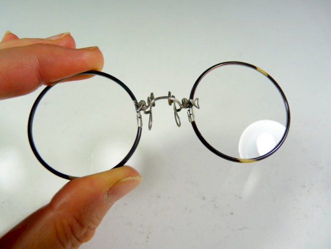 Paires de lunettes lorgnons vue XIX° verres ronds étui métalique noir