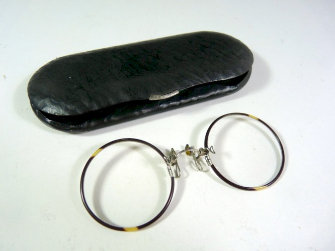 Paires de lunettes lorgnons vue XIX° verres ronds étui métalique noir