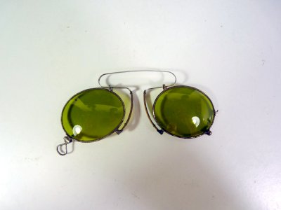 Pairs of sunglasses lorgnettes 19th century round green lenses metal frame