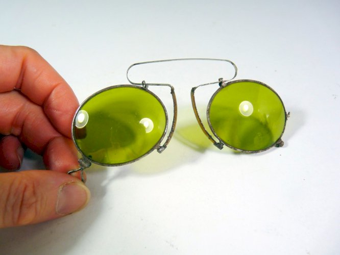 Paires de lunettes soleil lorgnons XIX° verres ronds verts monture métal