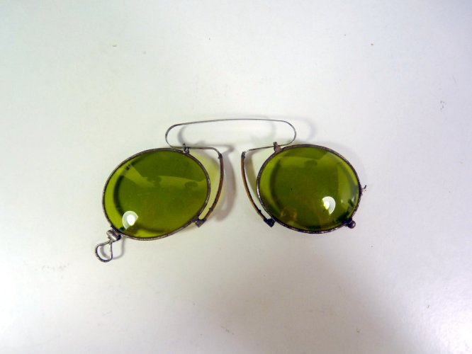 Paires de lunettes soleil lorgnons XIX° verres ronds verts monture métal