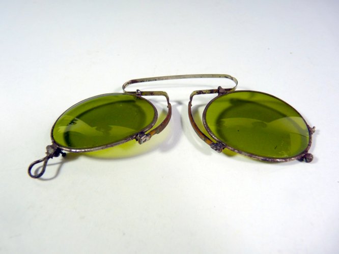 Paires de lunettes soleil lorgnons XIX° verres ronds verts monture métal